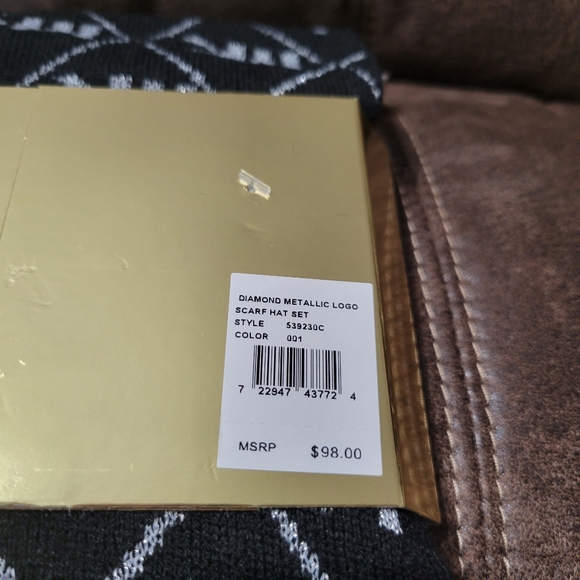 MichealKors- Scraf & Hat Gift Set - Picture 6 of 6